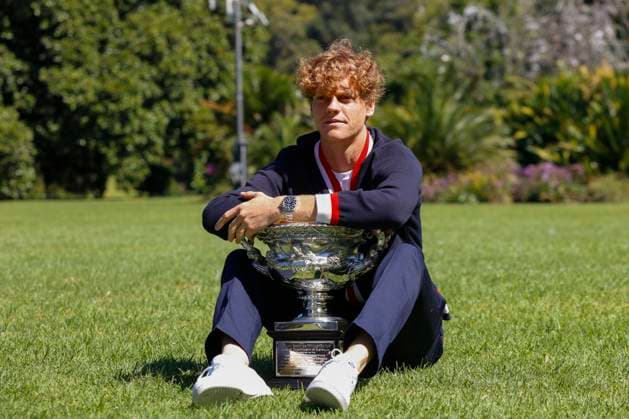 Sport Bilder des Tages 29th January 2024: Melbourne, Australia: Jannik Sinner of Italy poses with the Norman Brookes Challenge Cup after winning the 2024 Australian Mens Open Final, in the Royal Botanic Gardens on January 29, 2024 in Melbourne, Australia  ActionPlus12603367 Nafoto