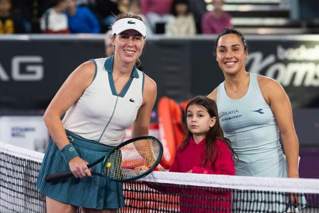 TENNIS - WTA, Tennis Damen Upper Austria Ladies Linz LINZ,AUSTRIA,29.JAN.24 - TENNIS - WTA Tour, Upper Austria Ladies Linz. Image shows Anastasia Pavlyuchenkova (RUS), a kid and Martina Trevisan (ITA).  GEPAxpictures xGintarexKarpaviciute