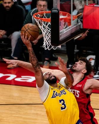 Sport Themen der Woche KW05 Sport Bilder des Tages (240130) -- HOUSTON, Jan. 30, 2024 -- Anthony Davis (L) of Los Angeles Lakers goes for a layup during the 2023-2024 NBA, Basketball Herren, USA regular season match between Houston Rockets and Los Angeles Lakers in Houston, the United States, Jan. 29, 2024. (Photo by Xinhua) (SP)U.S.-HOUSTON-BASKETBALL-NBA-LAKERS VS ROCKETS ChenxChen 