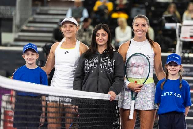 TENNIS - WTA, Tennis Damen Upper Austria Ladies Linz LINZ,AUSTRIA,30.JAN.24 - TENNIS - WTA Tour, Upper Austria Ladies Linz. Image shows a ball kid, Varvara Gracheva (FRA), a kid, Jodie Burrage (GBR) and a ball kid.  GEPAxpictures xGintarexKarpaviciute