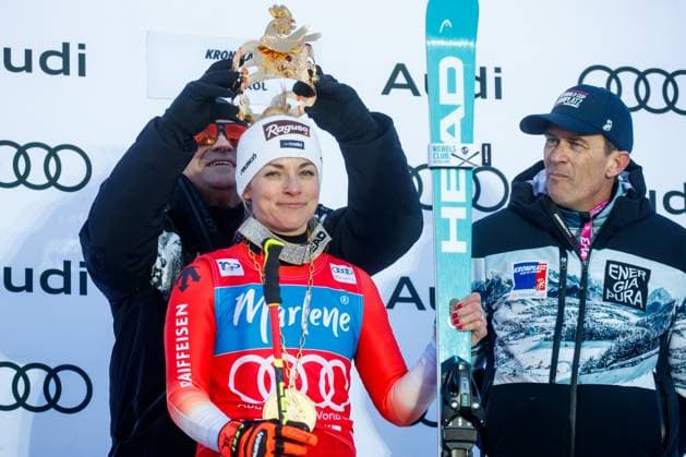 Bilder des Jahres 2024, Sport 01 Januar Sport Bilder des Tages ALPINE SKIING - FIS WC Kronplatz KRONPLATZ,ITALY,30.JAN.24 - ALPINE SKIING - FIS World Cup, giant slalom, ladies, trophy ceremony. Image shows Alberto Tomba, Lara Gut-Behrami (SUI) and president Danny Kastlunger (OC Kronplatz). Keywords: trophy.  GEPAxpictures xMaticxKlansek