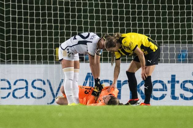 240130 Athenea of Real Madrid and Aivi Luik of Häcken talks to goalkeeper Jennifer Falk in pain during the UEFA Women s Champions League football match between Real Madrid and Häcken on January 30, 2024 in Madrid Photo Mathias Bergeld BILDBYRAN code MB MB0845 fotboll football soccer fotball champions league real madrid häcken dam bbeng women kvinner skada  Copyright: MATHIASxBERGELD BB240130MB032