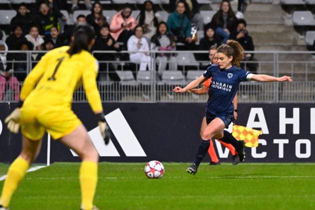 Daphne CORBOZ ( 8 - PFC ) and Zecira Musovic ( 1 - Chelsea ) during the UEFA Women s Champions League match between PFC and Chelsea at Stade Charlety on January 30, 2024 in Paris, France. ( Photo by federico pestellini panoramic ) - FOOTBALL : PFC vs Chelsea - Ligue des Champions Feminine - 30 01 2024 FedericoPestellini Panoramic 