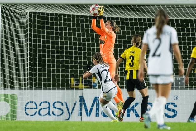 240130 Athenea of Real Madrid and goalkeeper Jennifer Falk of Häcken during the UEFA Women s Champions League soccer match between Real Madrid and Häcken on January 30, 2024 in Madrid Photo Mathias Bergeld BILDBYRAN code MB MB0845 fotboll soccer fotball champions league real madrid häcken dam bbeng women kvinner  Copyright: MATHIASxBERGELD BB240130MB033