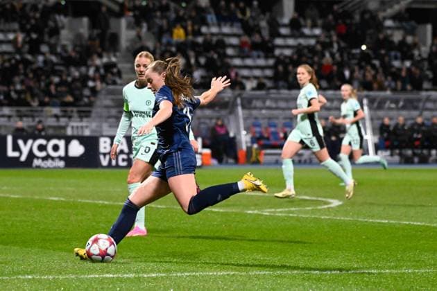 Julie Dufour ( 11 - PFC ) and Sophie Ingle ( 5 - Chelsea ) during the UEFA Women s Champions League match between PFC and Chelsea at Stade Charlety on January 30, 2024 in Paris, France. ( Photo by federico pestellini panoramic ) - FOOTBALL : PFC vs Chelsea - Ligue des Champions Feminine - 30 01 2024 FedericoPestellini Panoramic 
