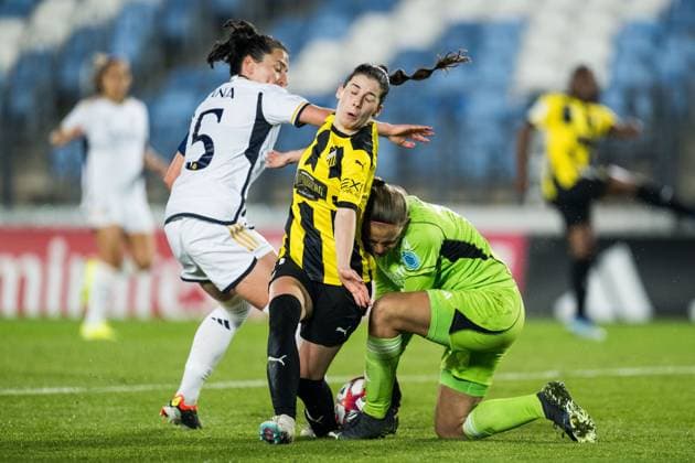 240130 Ivana and goalkeeper Mylene Chavas of Real Madrid against Clarissa Larisey of Häcken during the UEFA Women s Champions League football match between Real Madrid and Häcken on January 30, 2024 in Madrid Photo Mathias Bergeld BILDBYRAN kod MB MB0845 fotboll football soccer fotball champions league real madrid häcken dam bbeng women  Copyright: MATHIASxBERGELD BB240130MB044
