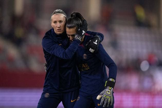 Soccer, UEFA Womens Champions League, 20240130, FC Bayern Munich Paris Saint Germain Pictured Katarzyna KIEDRZYNEK Paris Saint Germain, 1 and Constance PICAUD Paris Saint Germain, 16 Warm-up Munich FC Bayern Campus Bayern Germany Copyright: Passion2Press MarkusxFischerx