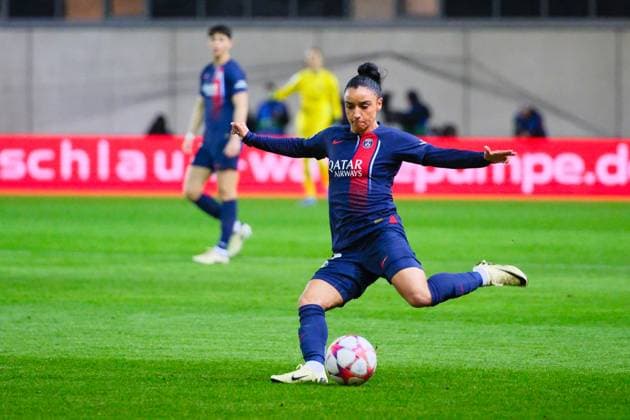 Sakina Karchaoui 7, Paris Saint Germain shooting, single image, cropped image, FC Bayern Munich v Paris Saint Germain, Football, UEFA Women s Champions League 2023 2024, Matchday 6 on 30 01 2024 in Munich, FC Bayern Campus Bayern Germany