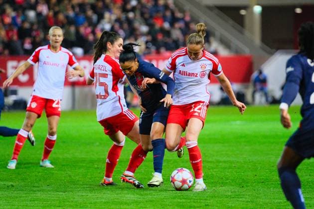 Sarah Zadrazil 25, FC Bayern Munich and Sydney Lohmann 12, FC Bayern Munich in duel with Sakina Karchaoui 7, Paris Saint Germain , FC Bayern Munich v Paris Saint Germain, Football, UEFA Women s Champions League 2023 2024, Matchday 6 on 30 01 2024 in Munich, FC Bayern Campus Bayern Germany
