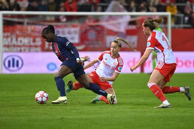Giulia GWINN FCB , action,duel against Tabitha CHAWINGA , FC Bayern Muenchen Paris Saint Germain, Womens Champions League on 30 01 2024 FC BAYERN CAMPUS