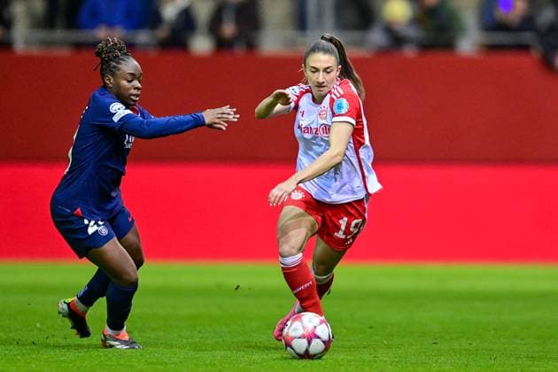 v li Sandy Baltimoe PSG, 21 Katharina Naschenweng FC Bayern Munich, FCB, 19 in duel, duel, tackle, dynamic, action, action, 30 01 2024, Munich Germany , Football, UEFA Womens Champions League, Group C, FC Bayern Munich Paris Saint Germain xslx