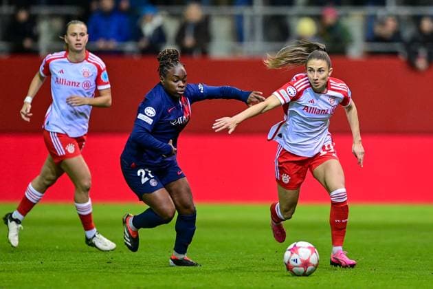 from left Klara Bühl FC Bayern München, FCB, 17 Sandy Baltimoe PSG, 21 Katharina Naschenweng FC Bayern München, FCB, 19 in duel, duel, tackle, dynamic, action, action, 30 01 2024, Munich Germany , Football, UEFA Womens Champions League, Group C, FC Bayern München Paris Saint Germain xslx