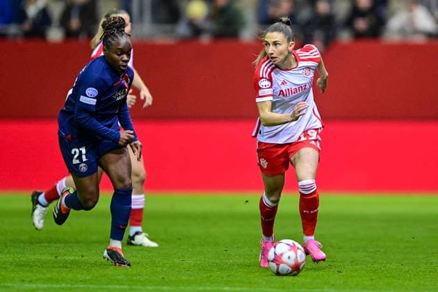 v li Sandy Baltimoe PSG, 21 Katharina Naschenweng FC Bayern Munich, FCB, 19 in duel, duel, tackle, dynamic, action, action, 30 01 2024, Munich Germany , Football, UEFA Womens Champions League, Group C, FC Bayern Munich Paris Saint Germain xslx