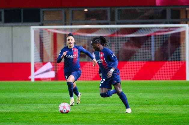 Sakina Karchaoui 7, Paris Saint Germain and Tabitha Chawinga 22, Paris Saint Germain on the ball, FC Bayern Munich v Paris Saint Germain, Football, UEFA Women s Champions League 2023 2024, Matchday 6 on 30 01 2024 in Munich, FC Bayern Campus Bayern Germany