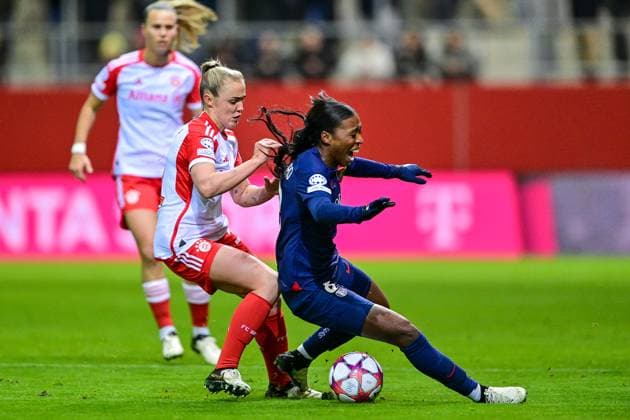 v li Georgia Stanway FC Bayern Munich, FCB, 31 Grace Geyoro PSG, 8 in duel, duel, tackle, dynamic, action, action, 30 01 2024, Munich Germany , Football, UEFA Womens Champions League, Group C, FC Bayern Munich Paris Saint Germain xslx