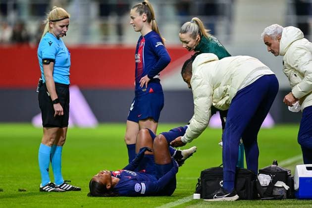 Grace Geyoro PSG, 8 must be treated on the field, hurt, injury, injured, sporting injury, in pain after a foul, racked with pain, 30 01 2024, Munich Germany , Football, UEFA Womens Champions League, Group C, FC Bayern Munich Paris Saint Germain xslx