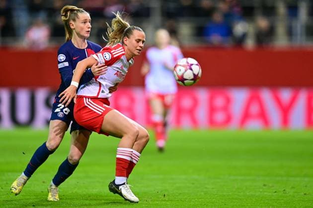 v li Jade Le Guilly PSG, 28 Klara Bühl FC Bayern München, FCB, 17 in duel, duel, tackle, dynamic, action, action, 30 01 2024, Munich Germany , Football, UEFA Womens Champions League, Group C, FC Bayern München Paris Saint Germain xslx