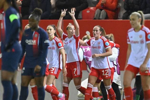 Goal celebration Giulia GWINN FCB , Katharina NASCHENWENG FCB , Sydney LOHMANN FCB after goal to 1 0, cheering,joy,enthusiasm,action FC Bayern Muenchen Paris Saint Germain, Womens Champions League on 30 01 2024 FC BAYERN CAMPUS