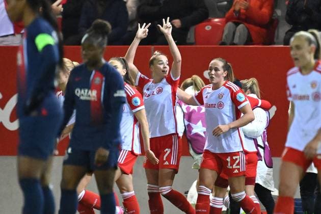 Goal celebration Giulia GWINN FCB , Katharina NASCHENWENG FCB , Sydney LOHMANN FCB after goal to 1 0, cheering,joy,enthusiasm,action FC Bayern Muenchen Paris Saint Germain, Womens Champions League on 30 01 2024 FC BAYERN CAMPUS