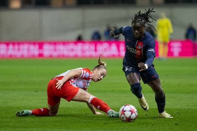 Fight for the ball duel between Giulia Gwinn FC Bayern Muenchen Women, 7 and Tabitha Chawinga Paris Saint Germain, 22 FC Bayern Muenchen Women vs Paris Saint Germain, Football Champions League Women, group stage, matchday 6, 2023 2024 season, 30 01 2024 FC Bayern Muenchen Women vs Paris Saint Germain, Football Champions League Women, group stage, matchday 6, 2023 2024 season, 30 01 2024 Muenchen Copyright: xEibner-Pressefoto HeikexFeinerx EP_HFR