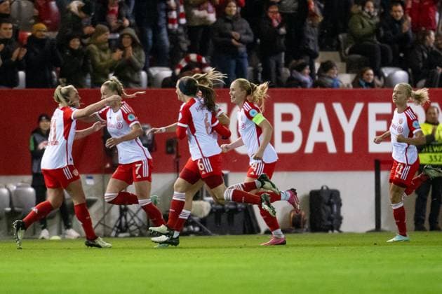 The Munich women cheer with Giulia Gwinn FC Bayern Muenchen Women, 7 their goal for 1 0 FC Bayern Muenchen Women vs Paris Saint Germain, Football Champions League Women, Group Stage, Matchday 6, Season 2023 2024, 30 01 2024 FC Bayern Muenchen Women vs Paris Saint Germain, Football Champions League Women, Group Stage, Matchday 6, Season 2023 2024, 30 01 2024 Muenchen Copyright: xEibner-Pressefoto HeikexFeinerx EP_HFR