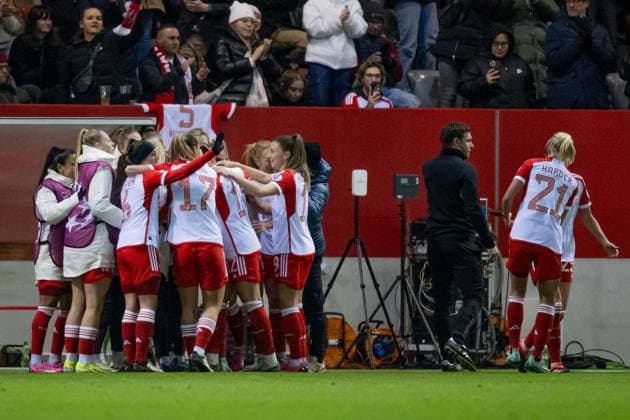The Munich women cheer with Giulia Gwinn FC Bayern Muenchen Women, 7 their goal for 1 0 FC Bayern Muenchen Women vs Paris Saint Germain, Football Champions League Women, Group Stage, Matchday 6, Season 2023 2024, 30 01 2024 FC Bayern Muenchen Women vs Paris Saint Germain, Football Champions League Women, Group Stage, Matchday 6, Season 2023 2024, 30 01 2024 Muenchen Copyright: xEibner-Pressefoto HeikexFeinerx EP_HFR