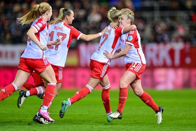 v.li.: Glodis Perla Viggosdottir (FC Bayern München , 4) Klara Bühl (FC Bayern München, FCB, 17) Giulia Gwinn (FC Bayern München, FCB, 7) Georgia Stanway (FC Bayern München, FCB, 31) mit Torjubel, Jubel, Torjubel, Torerfolg, celebrate the goal, goal, celebration, Jubel ueber das Tor zum 1:0 durch Giulia Gwinn (FC Bayern München, FCB, 7), optimistisch, Action, Aktion, 30.01.2024, München (Deutschland), Fussball, UEFA Womens Champions League, Gruppe C, FC Bayern München - Paris Saint-Germain xslx