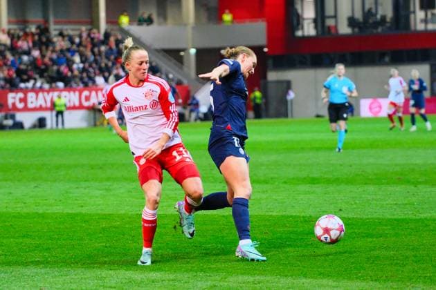 Clare Hunt 15, Paris Saint Germain on the ball in front of Lea Schüller 11, FC Bayern München , FC Bayern München v Paris Saint Germain, Soccer, UEFA Women s Champions League 2023 2024, Matchday 6 on 30 01 2024 in Munich, FC Bayern Campus Bayern Germany