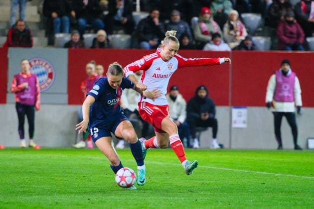 Clare Hunt 15, Paris Saint Germain and Lea Schüller 11, FC Bayern Munich in duel, FC Bayern Munich v Paris Saint Germain, Football, UEFA Women s Champions League 2023 2024, Matchday 6 on 30 01 2024 in Munich, FC Bayern Campus Bayern Germany