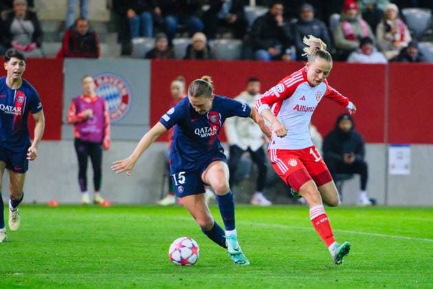 Clare Hunt 15, Paris Saint Germain and Lea Schüller 11, FC Bayern Munich in duel, FC Bayern Munich v Paris Saint Germain, Football, UEFA Women s Champions League 2023 2024, Matchday 6 on 30 01 2024 in Munich, FC Bayern Campus Bayern Germany