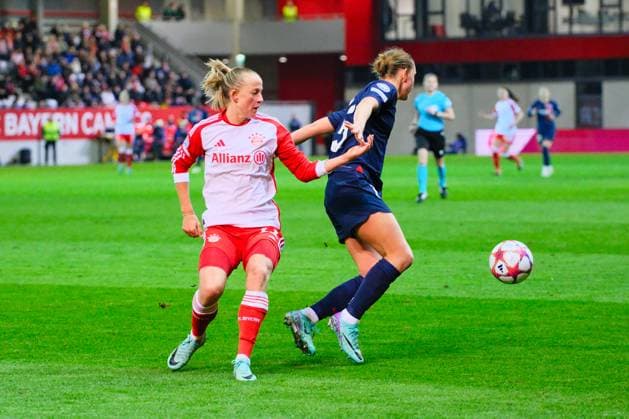Clare Hunt 15, Paris Saint Germain on the ball in front of Lea Schüller 11, FC Bayern München , FC Bayern München v Paris Saint Germain, Soccer, UEFA Women s Champions League 2023 2024, Matchday 6 on 30 01 2024 in Munich, FC Bayern Campus Bayern Germany