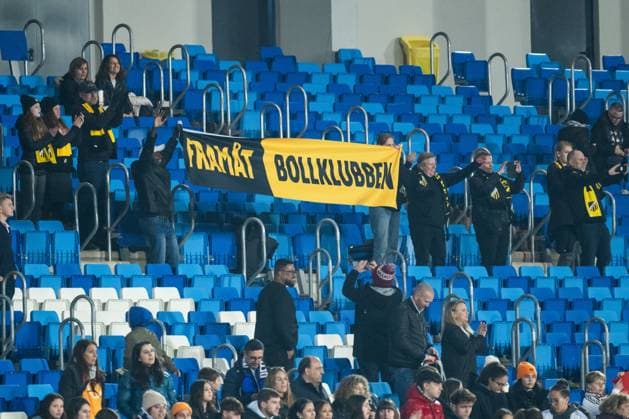 240130 Fans of Häcken celebrate after the UEFA Women s Champions League football match between Real Madrid and Häcken on January 30, 2024 in Madrid Photo Mathias Bergeld BILDBYRAN code MB MB0845 fotboll football soccer fotball champions league real madrid häcken dam bbeng women kvinner jubel publik  Copyright: MATHIASxBERGELD BB240130MB094