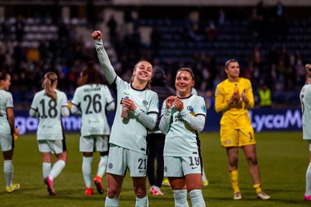 Niamh Charles (21 Chelsea) and Maren Mjelde (18 Chelsea) celebrating with the fans after the UEFA Women?s Champions League game between Paris FC and Chelsea FC at Stade Charlety in Paris, France. (Pauline FIGUET SPP) Copyright: xPaulinexFIGUETx xSPPx spp-en-PaFiSp-PF_PFCvCFC146