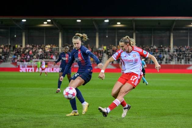 Soccer, UEFA Womens Champions League, 20240130, FC Bayern Munich Paris Saint Germain In the picture Jade LE GUILLY Paris Saint Germain, 28 and Klara BÜHL FC Bayern Munich Women, 17 cross pass pass ball Munich FC Bayern Campus Bayern Germany Copyright: Passion2Press MarkusxFischerx