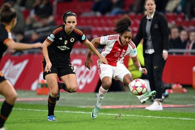 AMSTERDAM - (l-r) Evelyne Viens of AS Roma, Ashleigh Weerden of Ajax during the UEFA Women s Champions League Group C match between Ajax Amsterdam and AS Roma at the Johan Cruijff ArenA on January 30, 2024 in Amsterdam, Netherlands. ANP UEFA Women s Champions League 2023 24 2023 2024 xVIxANPxSportx xxANPxIVx 489843162 originalFilename: 489843162.jpg