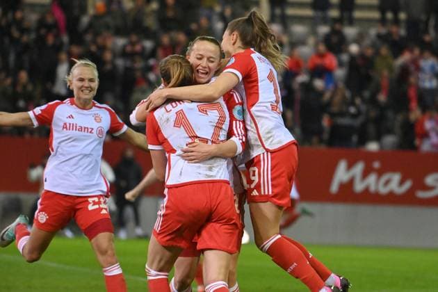 collective goal celebration around Sydney LOHMANN FCB after To to 2 1 with Lea SCHUELLER FCB , Katharina NASCHENWENG FCB , left Pernile HARDER FCB , cheering,joy,enthusiasm,action FC Bayern Muenchen Paris Saint Germain, Womens Champions League on 30 01 2024 FC BAYERN CAMPUS