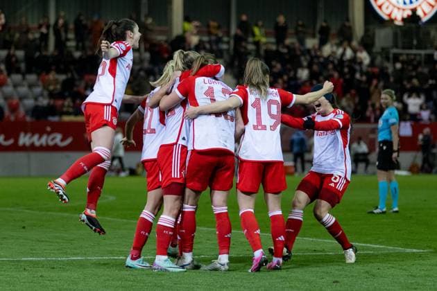 Bayern players celebrate with Sydney Lohmann FC Bayern Muenchen Frauen, 12 her goal to lead 2 1 FC Bayern Muenchen Frauen vs Paris Saint Germain, Football Champions League Women, Group Stage, Matchday 6, Season 2023 2024, 30 01 2024 FC Bayern Muenchen Frauen vs Paris Saint Germain, Football Champions League Women, Group Stage, Matchday 6, Season 2023 2024, 30 01 2024 Muenchen Copyright: xEibner-Pressefoto HeikexFeinerx EP_HFR