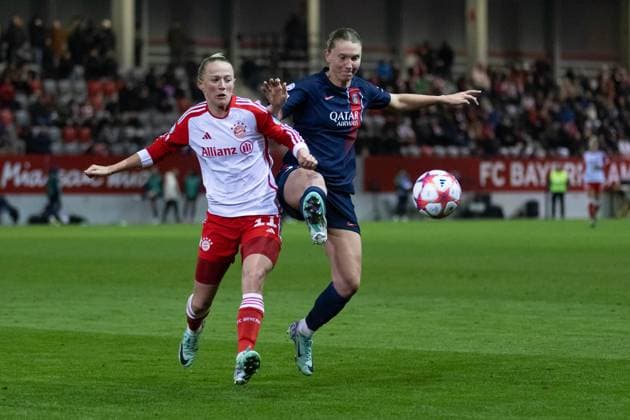 Fight for the ball duel between Lea Schueller FC Bayern Muenchen Women, 11 and Clare Hunt Paris Saint Germain, 15 FC Bayern Muenchen Women vs Paris Saint Germain, Football Champions League Women, Group Stage, Matchday 6, Season 2023 2024, 30 01 2024 FC Bayern Muenchen Women vs Paris Saint Germain, Football Champions League Women, Group Stage, Matchday 6, Season 2023 2024, 30 01 2024 Muenchen Copyright: xEibner-Pressefoto HeikexFeinerx EP_HFR