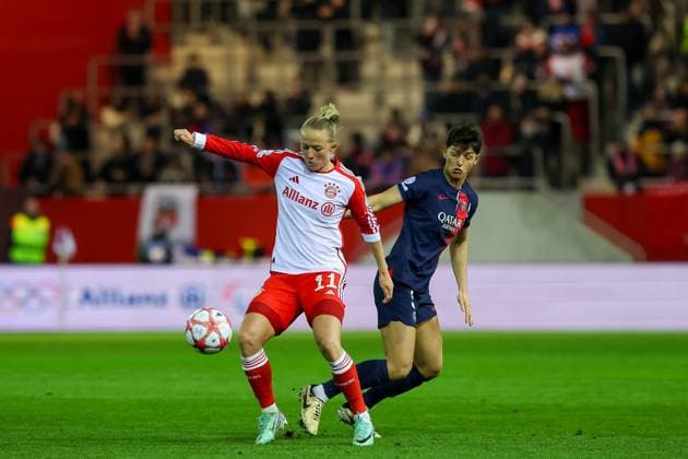 Lea Schueller FC Bayern Muenchen, 11 with Elisa de Almeida Paris St Germain, 05 FC Bayern Muenchen vs Paris St Germain, Football UEFA Women s Champions League, Group Round 6 Matchday, Season 23 24, 30 01 2024 FC Bayern Muenchen vs Paris St Germain, Football UEFA Women s Champions League, Group Round 6 Matchday, Season 23 24, 30 01 2024 Muenchen Copyright: xEibner-Pressefoto JennixMaulx EP_JML