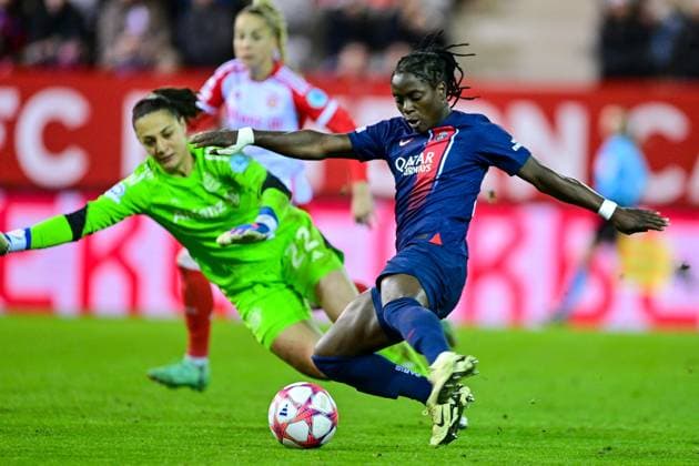 v li Maria Luisa Grohs Goalkeeper, Goalkeeper, FC Bayern Munich, FCB, 22 Tabitha Chawinga PSG, 22 scores the goal to 1 1, 30 01 2024, Munich Germany , Football, UEFA Womens Champions League, Group C, FC Bayern Munich Paris Saint Germain xslx