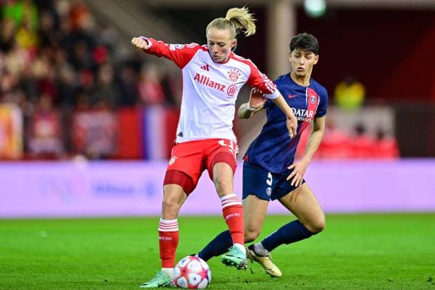 v li Lea Schüller FC Bayern Munich, FCB, 11 Elisa De Almeida PSG, 5 in duel, duel, tackle, dynamic, action, action, 30 01 2024, Munich Germany , Football, UEFA Womens Champions League, Group C, FC Bayern Munich Paris Saint Germain xslx