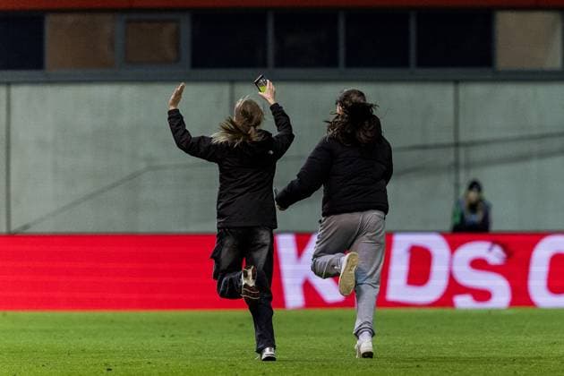 UEFA Womens Champions League FC Bayern Munich Paris Saint Germain 30 01 2024 Two speedsters charge across the pitch into Paris Saint Germains goal celebration for 1 1 UEFA Womens Champions League FC Bayern Munich Paris Saint Germain, Munich, FC Bayern Campus on 30 01 2024 Copyright: xBEAUTIFULxSPORTS Wunderlx