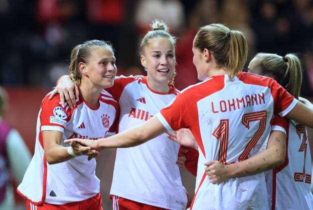Bayern cheer for Bayern 12 goal scorer Sydney LOHMANN after scoring 2 1 Womens football, Bayern Paris, 30 01 2024 UEFA Womens Champions League, FC Bayern Munich Paris Sain Germain, group round, matchday 6, 2023 2024 season, Munich, F C B A Y E R N C A M P U S, Germany Source Copyright Credit Oryk HAIST xFBF_FCBF-PARx