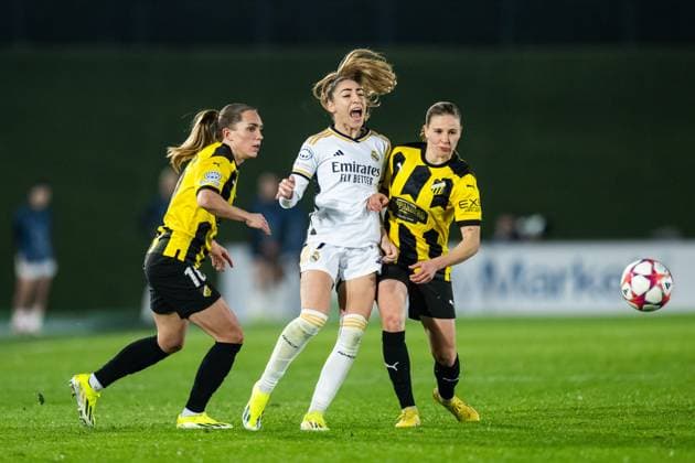 240130 Elin Rubensson and Katariina Kosola of Häcken compete for the ball with Olga of Real Madrid during the UEFA Womens Champions League football match between Real Madrid and Häcken on January 30, 2024 in Madrid Photo Mathias Bergeld BILDBYRAN code MB MB0845 fotboll football soccer fotball champions league real madrid häcken dam bbeng women kvinner  Copyright: MATHIASxBERGELD BB240130MB102