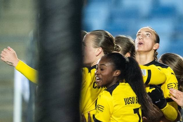 240130 Rusul Rosa Kafaji of Häcken celebrates with team mates after scoring 0 1 during the UEFA Women s Champions League football match between Real Madrid and Häcken on January 30, 2024 in Madrid Photo Mathias Bergeld BILDBYRAN kod MB MB0845 fotboll football soccer fotball champions league real madrid häcken dam bbeng women kvinner jubel  Copyright: MATHIASxBERGELD BB240130MB104