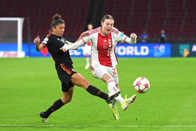 AMSTERDAM - (l-r) Elisa Bartoli of AS Roma, Lotte Keukelaar of Ajax during the UEFA women s Champions League match in group C between Ajax Amsterdam and AS Roma at the Johan Cruijff ArenA on January 30, 2024 in Amsterdam, Netherlands. ANP UEFA Women s Champions League 2023 24 2023 2024 xVIxANPxSportx xxANPxIVx 489845139 originalFilename: 489845139.jpg