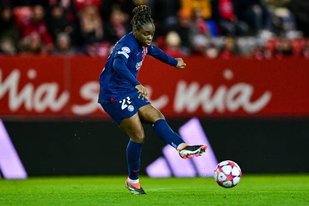 Sandy Baltimoe PSG, 21 on the ball, cropped, full body, single image, action, action, 30 01 2024, Munich Germany , Football, UEFA Womens Champions League, Group C, FC Bayern Munich Paris Saint Germain xslx