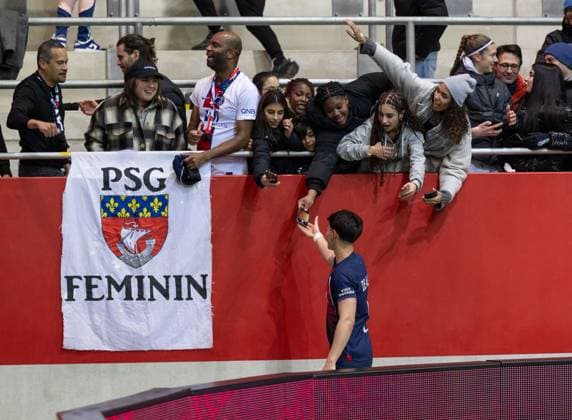 Elisa De Almeida Paris Saint Germain, 5 celebrates with the traveling fans FC Bayern Muenchen Women vs Paris Saint Germain, Football Champions League Women, Group Stage, Matchday 6, Season 2023 2024, 30 01 2024 FC Bayern Muenchen Women vs Paris Saint Germain, Football Champions League Women, Group Stage, Matchday 6, Season 2023 2024, 30 01 2024 Muenchen Copyright: xEibner-Pressefoto HeikexFeinerx EP_HFR