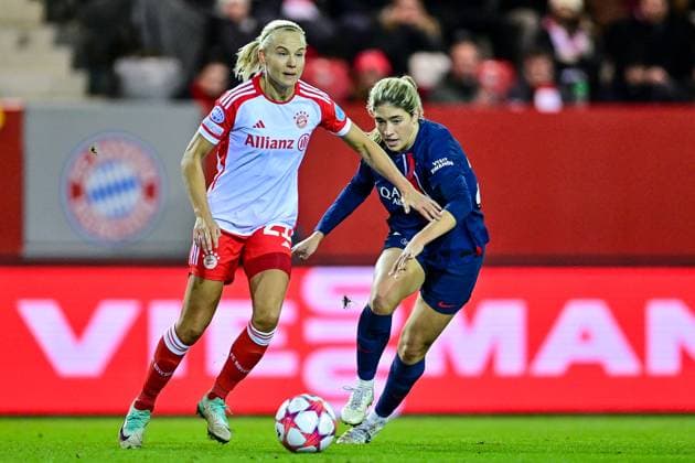 v li Pernille Harder FC Bayern Munich, FCB, 21 Korbin Albert PSG, 24 in duel, duel, tackle, dynamic, action, action, 30 01 2024, Munich Germany , Football, UEFA Womens Champions League, Group C, FC Bayern Munich Paris Saint Germain xslx