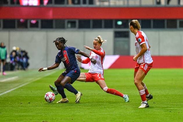 Tabitha Chawinga 22 Paris and Giulia Gwinn 7 FC Bayern in action at the UEFA Womens Champions League match FC Bayern Munich Paris Saint Germain Feminine on 30 01 2024 Munich FC Bayern Campus Bayern Germany